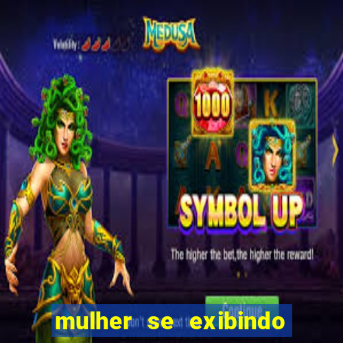 mulher se exibindo ao vivo